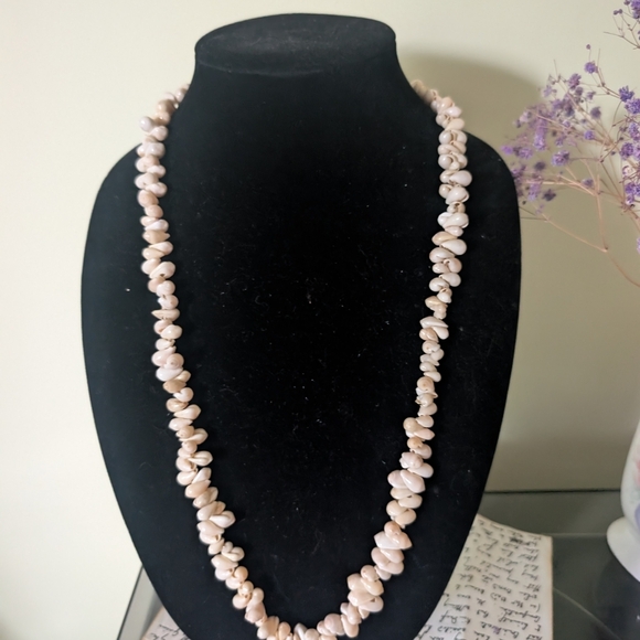 Elegant Cream Beaded Shell Necklace - Picture 4 of 9